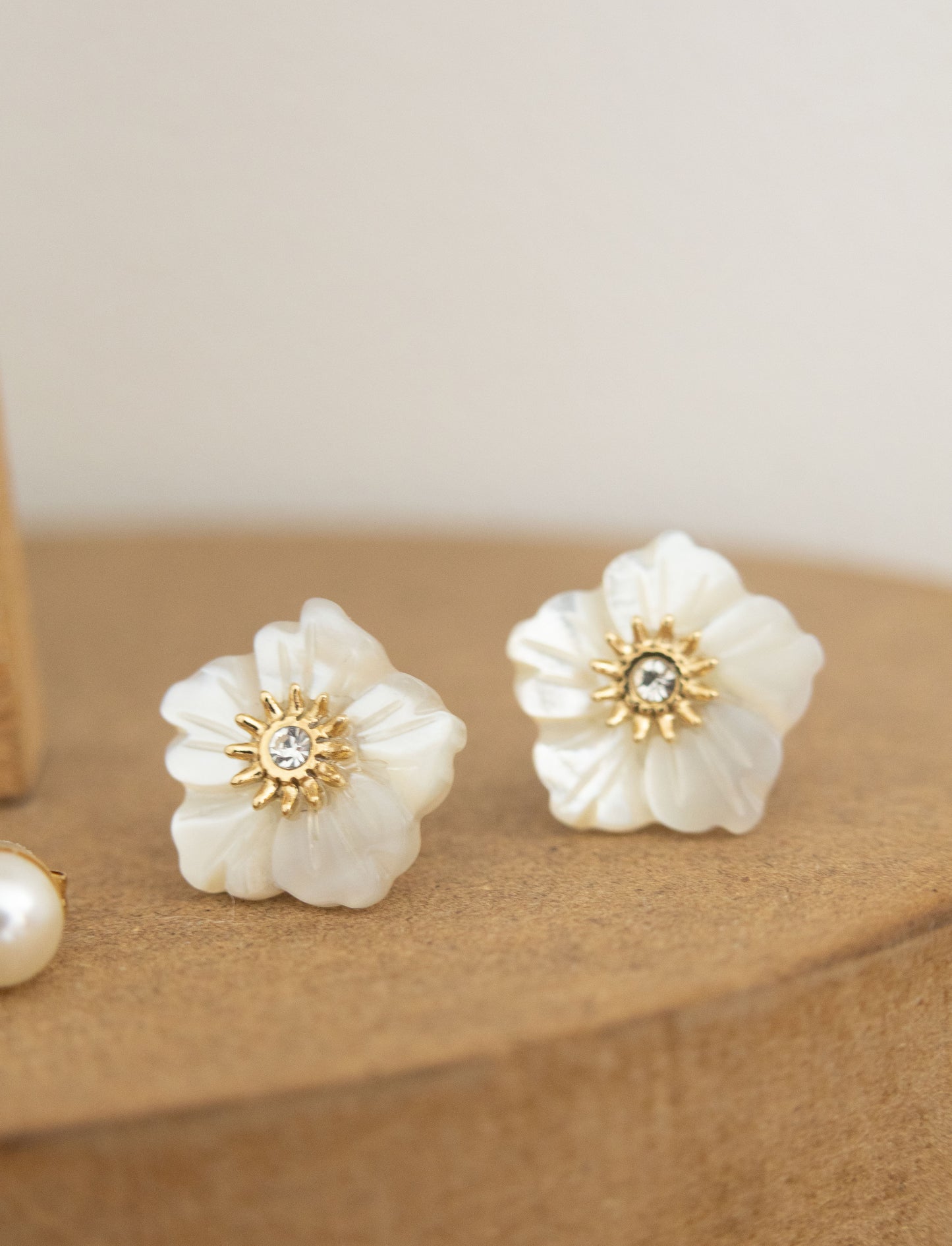 AMBRE – Puces d’oreilles fleurs nacrées avec cristal central