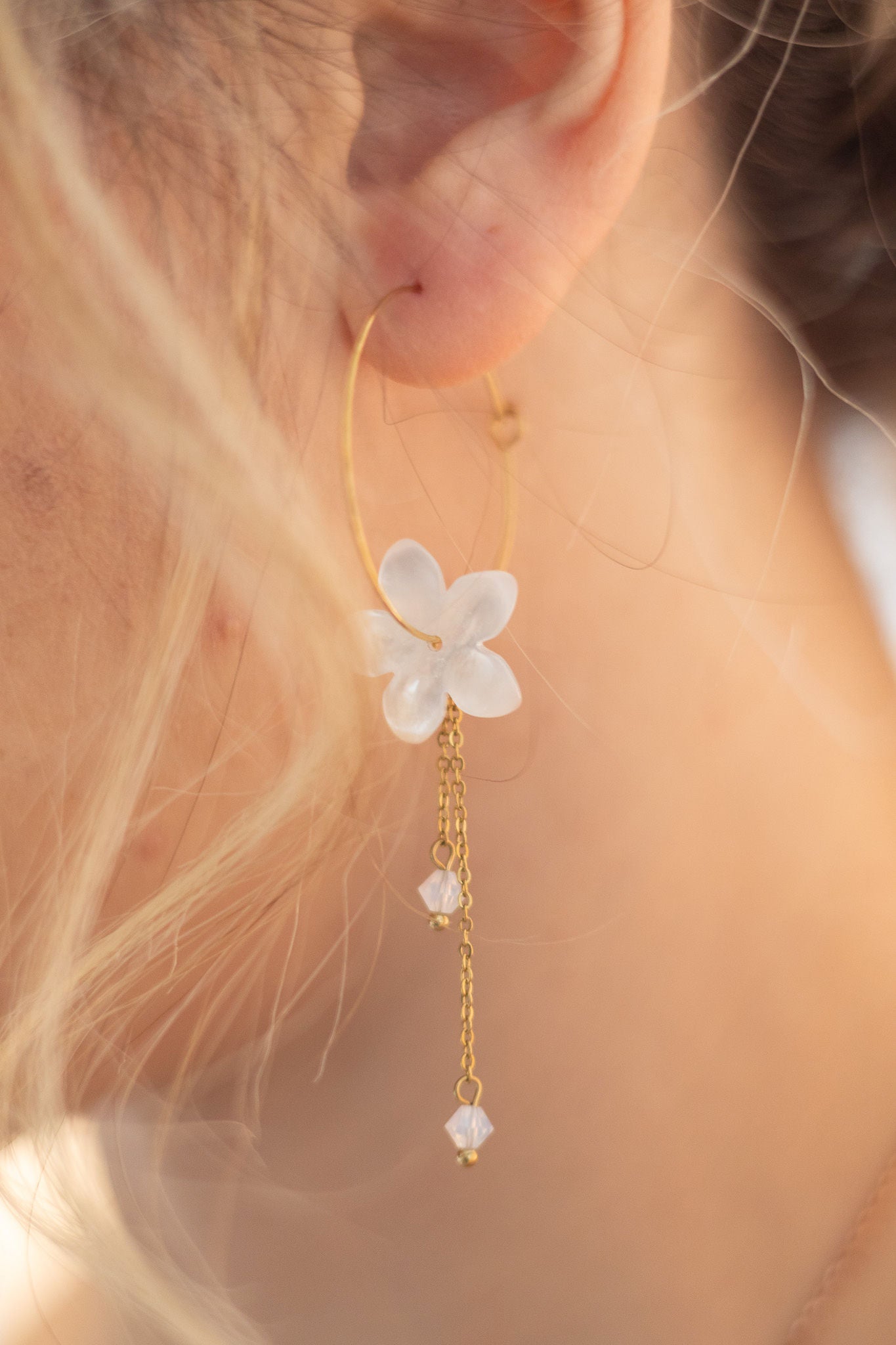 SALMA - Créoles fleur nacrée et chaine pendantes