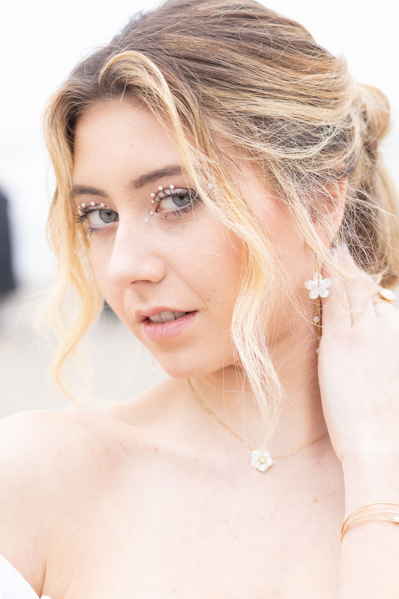 PERLINE - Collier fleur nacrée et petit cristal