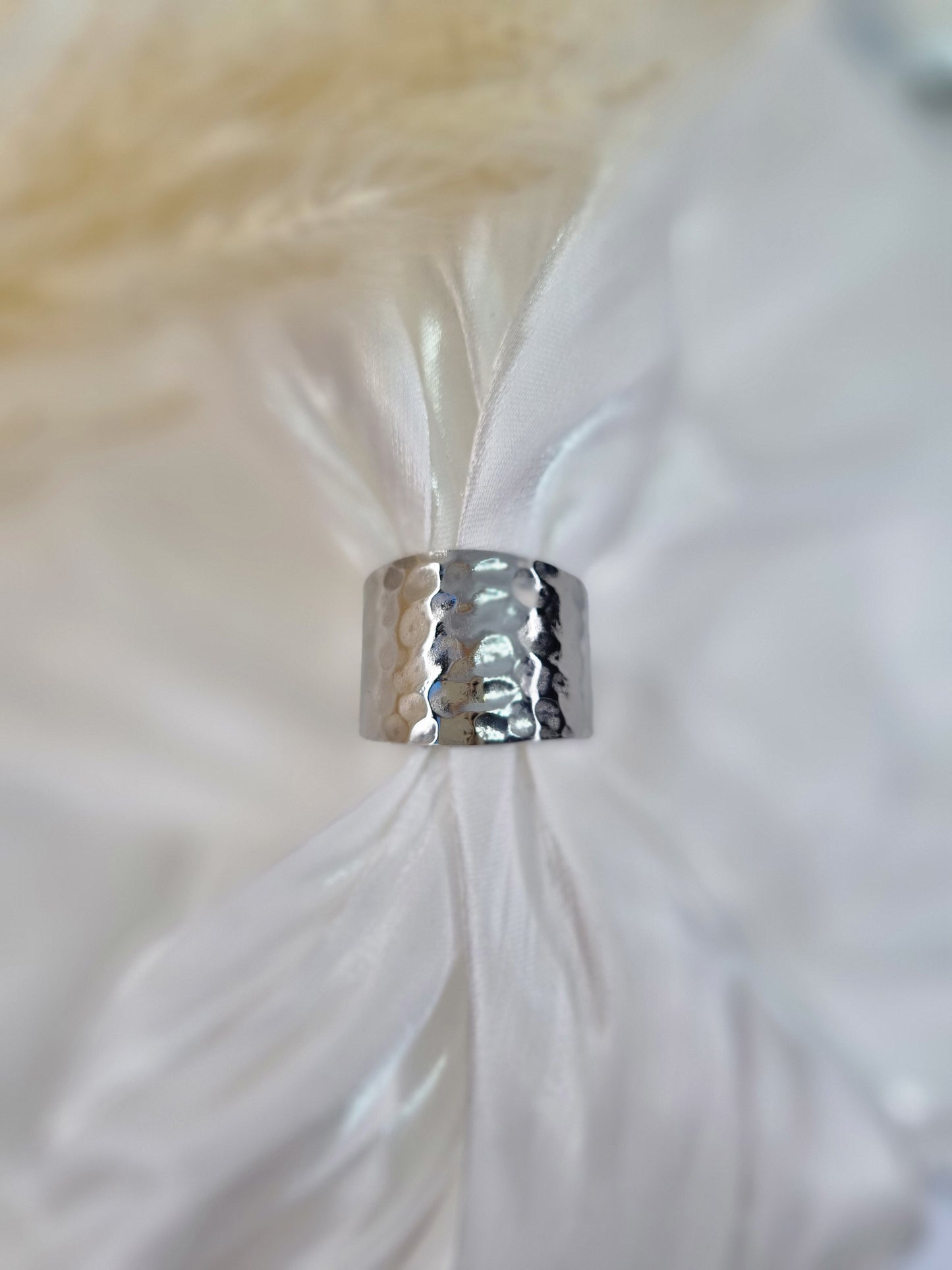ARIELLA - Bague large effet martelé ajustable en acier inoxydable