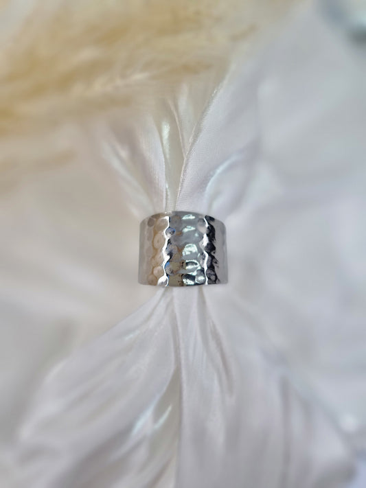 ARIELLA - Bague large effet martelé ajustable en acier inoxydable
