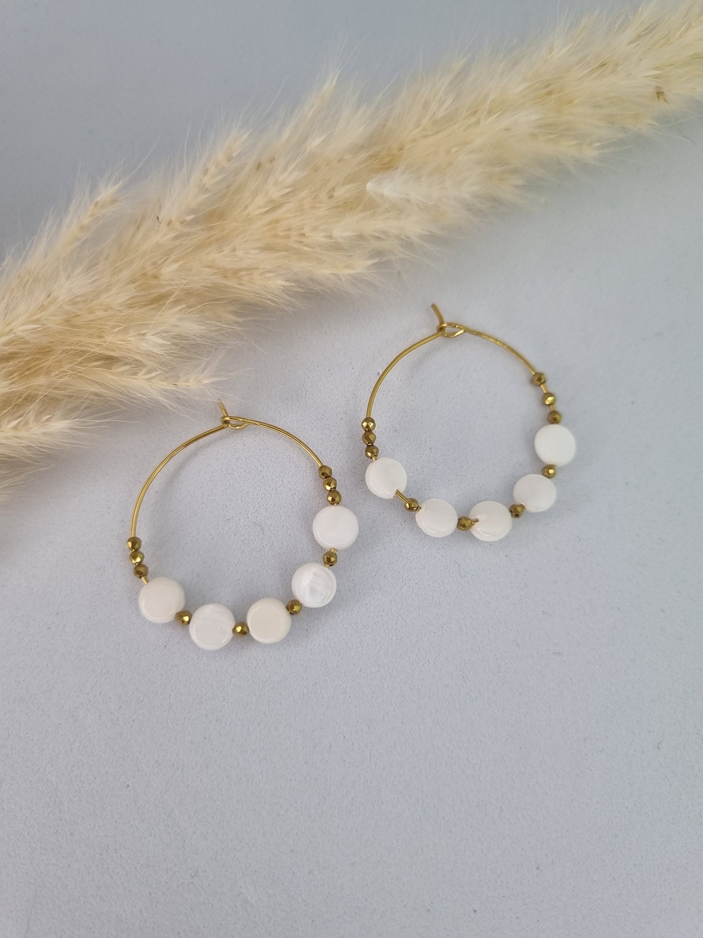 SOLINE – Créoles avec perle blanche plate