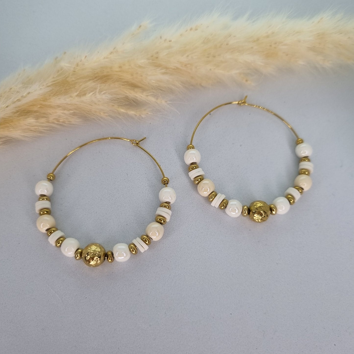 MAIA Créoles avec perles en céramique, perles heishi et boules dorée