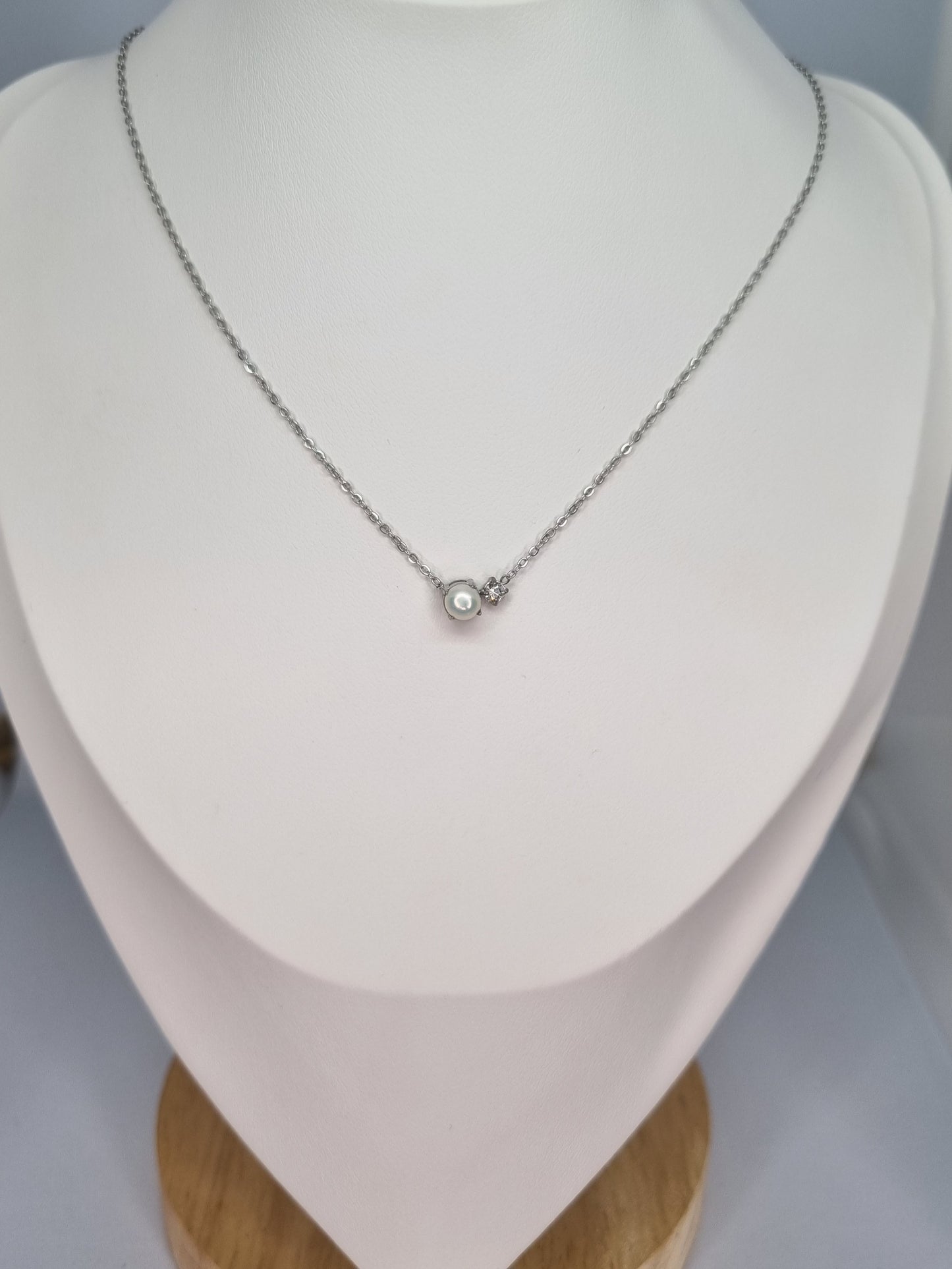 DOUCEUR - Collier petite perle en résine blanche et cristal taillé
