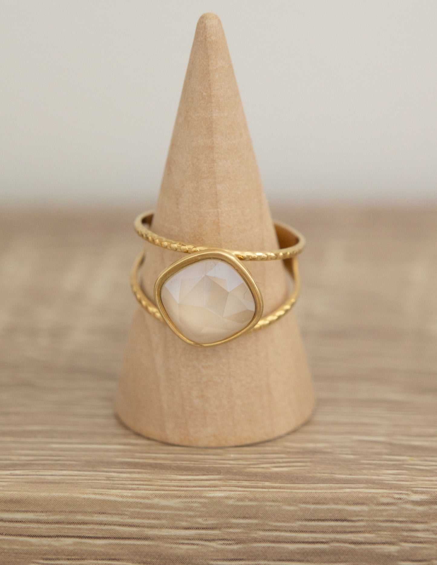 LEA - Bague dorée avec cristal taillé de 10 mm