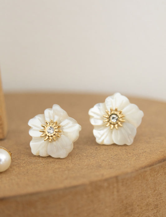 AMBRE – Puces d’oreilles fleurs nacrées avec cristal central