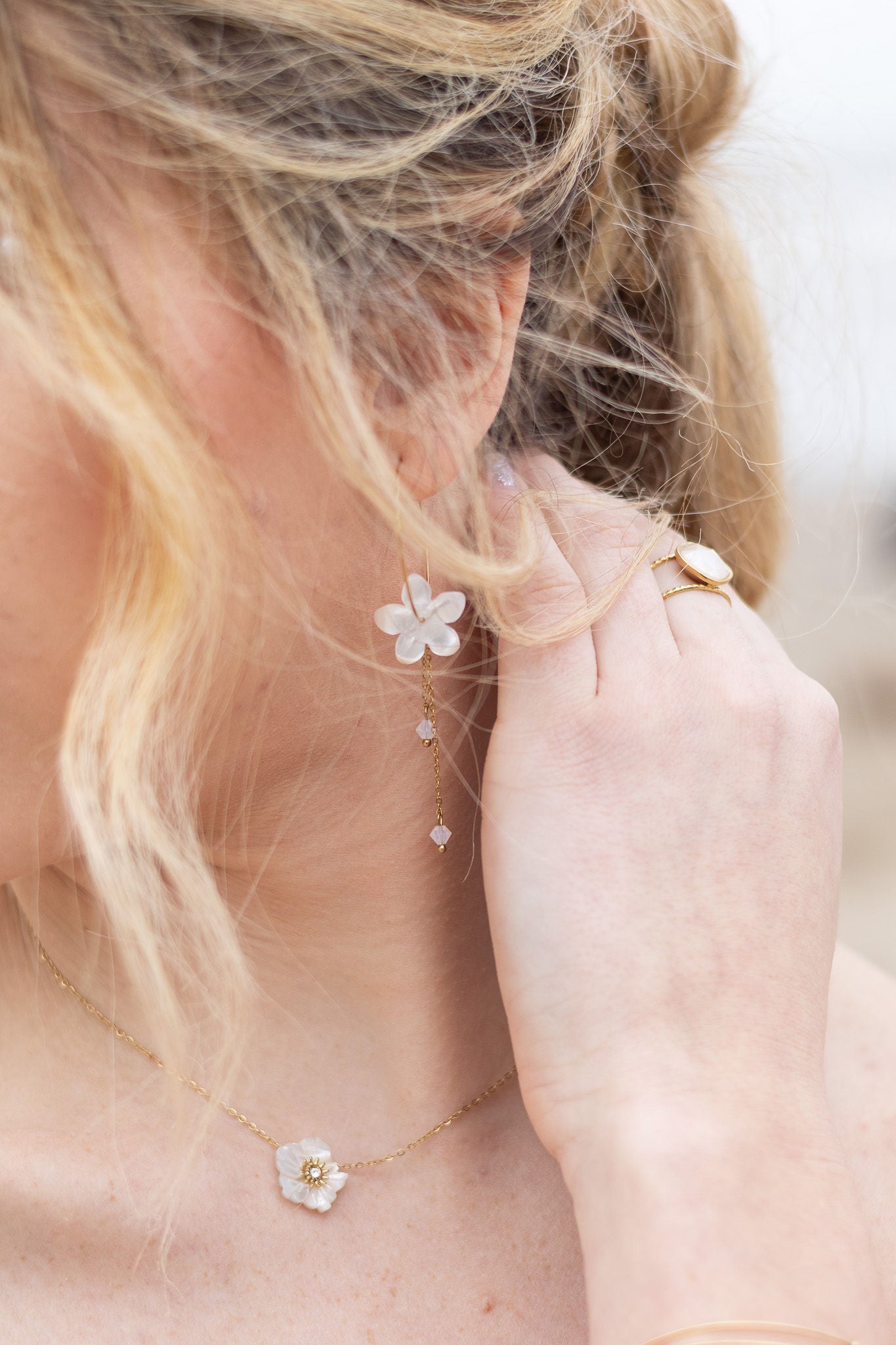 SALMA - Créoles fleur nacrée et chaine pendantes